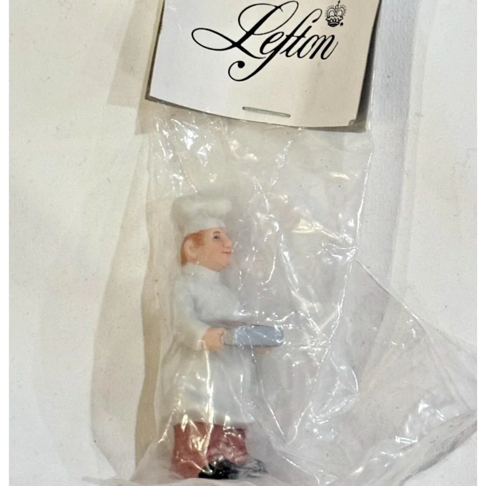 Lefton Colonial Village Baker Figurine Chef Cake Pan‎ Star #00967 90s Hat Cook